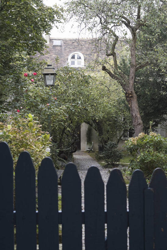 无人,家,栏杆,竖图,室外,白天,正面,度假,美景,植物,城市风光,城市,法国,巴黎,欧洲,栅栏,房屋,屋子,景观,篱笆,公寓,围栏,娱乐,洋房,护栏,楼房,住宅,树,树木,绿色,自然,享受,休闲,景色,放松,生长,成长,法兰西共和国,蒙马特,法兰西第五共和国,蒙马特区,彩图,房子