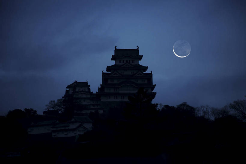 无人,横图,室外,夜晚,正面,旅游,度假,名胜古迹,标志建筑,地标,建筑,日本,亚洲,遗迹,堡垒,城堡,月亮,月光,背光,古迹,文物,娱乐,建设,古建筑,天空,天,享受,休闲,旅游胜地,放松,明亮,要塞,逆光,古文明,东亚,本州,世界文化遗产,本州岛,日本国,近畿地方,姬路城,近畿,兵库,兵库县,皎洁,白鹭城,姬路,姬路市,设防,彩图