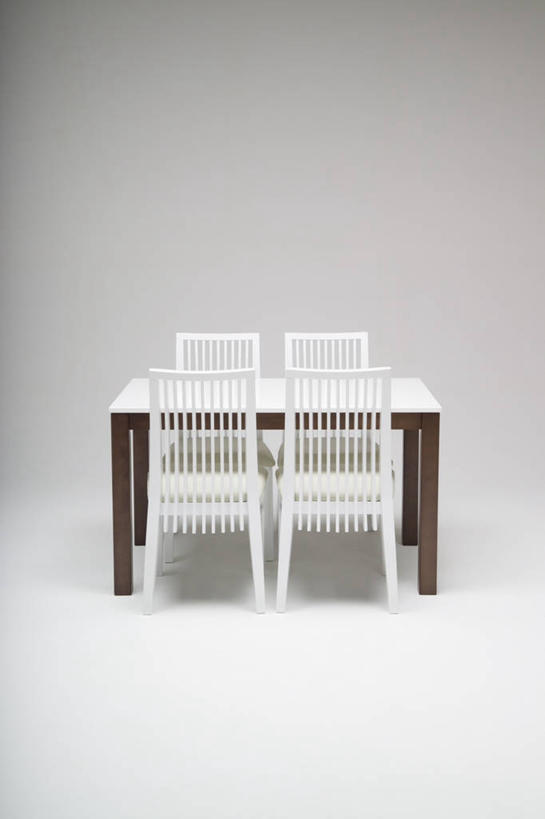 无人,竖图,室内,白天,正面,餐桌,桌子,静物,椅子,阴影,灰色背景,反射,影子,木椅,四把,白色,摄影,影棚,餐台,彩图,影棚拍摄,拍摄