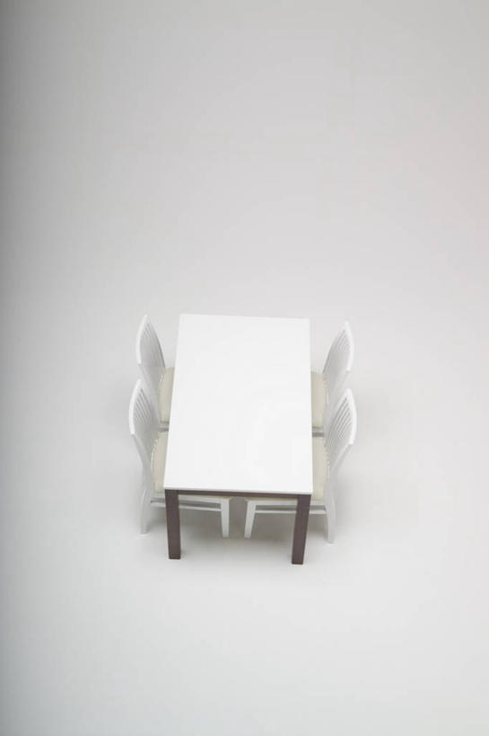 无人,竖图,俯视,室内,白天,餐桌,桌子,静物,椅子,阴影,灰色背景,反射,影子,木椅,四把,白色,摄影,影棚,餐台,彩图,高角度拍摄,影棚拍摄,拍摄