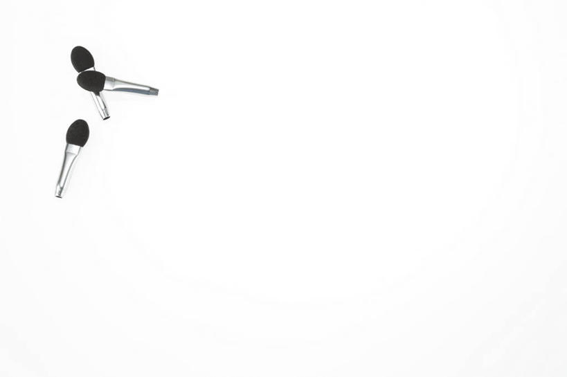 无人,横图,俯视,室内,白天,白色背景,静物,阴影,反射,影子,三个,化妆刷,刷子,摄影,影棚,美容工具,彩妆刷,化妆工具,蜜粉刷,彩图,高角度拍摄,影棚拍摄,拍摄