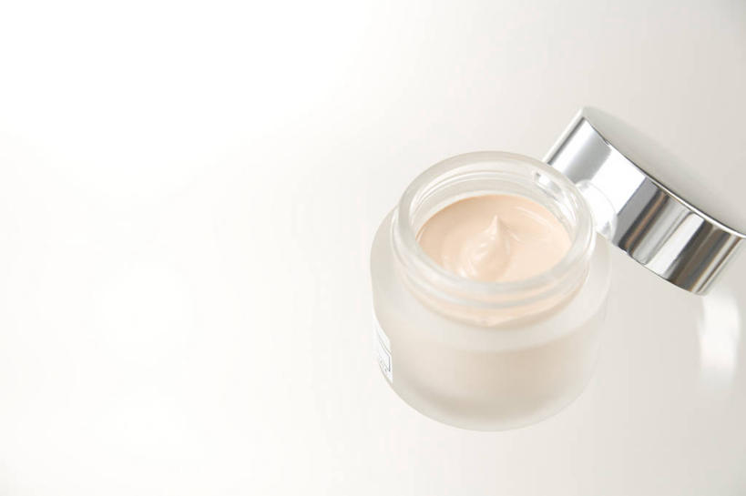 无人,横图,俯视,室内,特写,白天,白色背景,桌面,桌子,静物,阴影,反射,盖子,影子,一个,化妆品,瓶子,塑料制品,打开,粉底液,塑料瓶,摄影,影棚,单个,粉底,修饰,开启,护肤品,化妆用品,护肤用品,遮盖,吸脂,彩图,高角度拍摄,影棚拍摄,拍摄,防晒