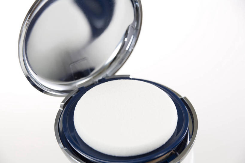 无人,横图,室内,特写,白天,白色背景,正面,化妆,美容,镜子,桌面,桌子,静物,阴影,反射,粉饼,影子,一个,化妆品,摄影,影棚,单个,修饰,镜像,护肤品,化妆用品,镜面,护肤用品,遮盖,吸脂,光学,手镜,彩图,影棚拍摄,拍摄,防晒