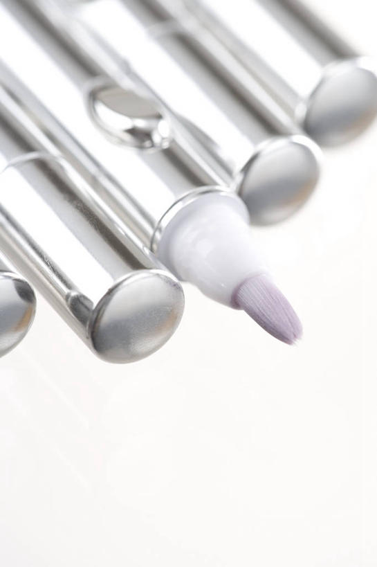 无人,竖图,俯视,室内,特写,白天,白色背景,化妆,美容,时尚,静物,一排,许多,阴影,整齐,反射,影子,排列,彩妆,眼线笔,摄影,影棚,美容工具,队列,化妆工具,彩图,高角度拍摄,影棚拍摄,拍摄