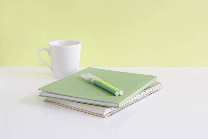 无人,横图,室内,特写,白天,正面,静物,杯子,黄色背景,笔,瓷器,办公用品,记事本,咖啡杯,陶瓷制品,水笔,文具,本子,笔记本,学习用品,摄影,影棚,文具用品,瓷杯,彩图,影棚拍摄,拍摄