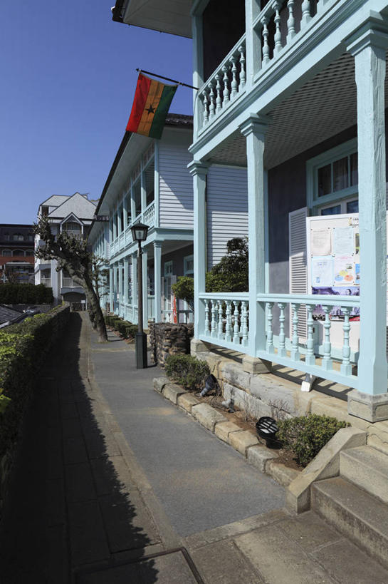 无人,家,栏杆,竖图,室外,白天,正面,度假,美景,城市风光,城市,长崎,日本,亚洲,阴影,光线,扶手,影子,房屋,屋子,景观,公寓,娱乐,洋房,护栏,楼房,住宅,蓝色,蓝天,天空,阳光,天,享受,休闲,景色,放松,晴朗,东亚,万里无云,日本国,长崎县,九州本岛,九州,九州岛,九州地方,长崎市,县厅,晴空,晴空万里,彩图,房子