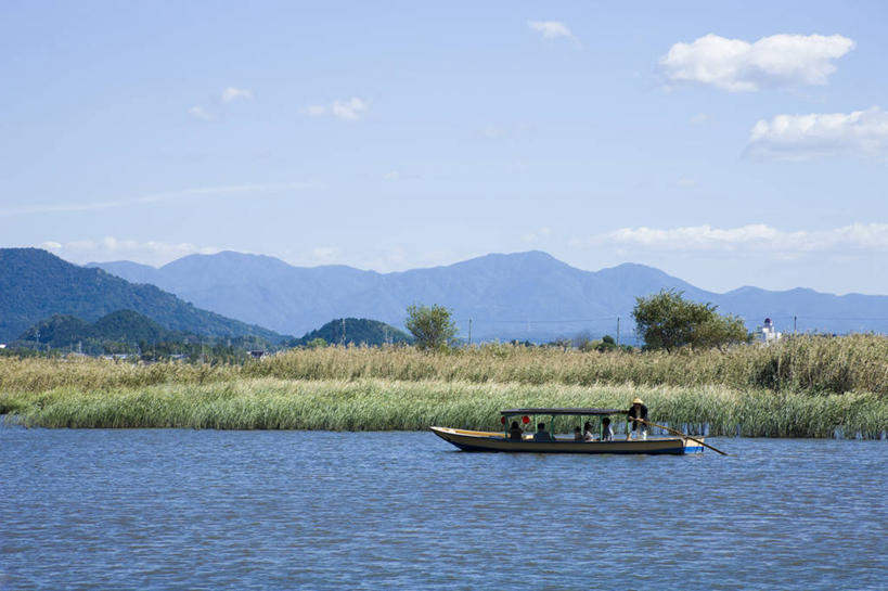 无人,横图,室外,白天,正面,旅游,度假,草地,草坪,湖,湖泊,美景,山,山脉,水,植物,船,日本,亚洲,一艘,阴影,光线,影子,湖面,景观,山峰,水流,水面,云,云朵,木船,山峦,云彩,娱乐,草,树,树木,蓝色,绿色,白云,蓝天,天空,阳光,自然,交通工具,湖水,群山,天,享受,休闲,景色,放松,生长,晴朗,成长,舟,自然风光,载具,东亚,本州,本州岛,日本国,近畿地方,近畿,滋贺,滋贺县,近江八幡市,晴空,彩图,近江八幡
