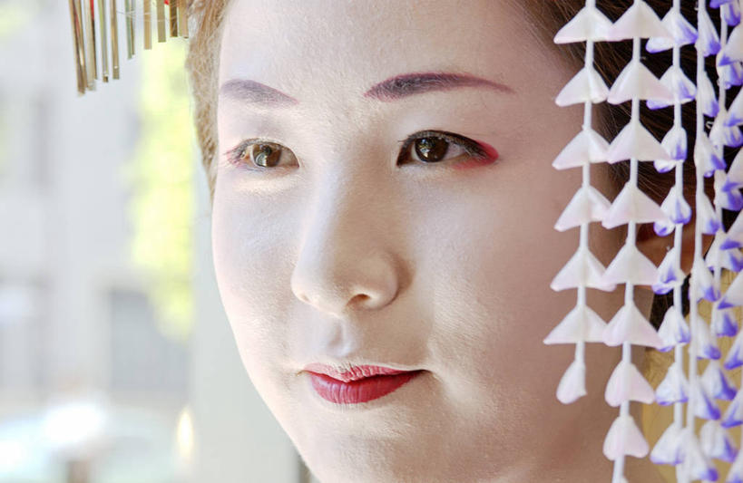 东方人,脸,头,脸颊,一个人,笑,微笑,横图,室内,特写,白天,正面,化妆,美容,亚洲,仅一个年轻女性,仅一个女性,仅一个人,护肤,朦胧,模糊,装饰,头饰,注视,黄种人,发簪,彩妆,发饰,饰品,观察,看,保养,享受,休闲,放松,保健,观看,华丽,修饰,点缀,察看,关注,艺妓,配饰,养颜,衬托,美观,雅致,雅观,簪子,艺伎,芸妓,芸者,年轻女性,女人,女性,亚洲人,头部,脸部,脸蛋,面部,半身,彩图