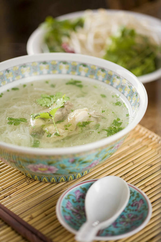 面食,面条,无人,竖图,俯视,室内,特写,白天,烹饪,中餐,餐桌,桌子,蔬菜,餐具,阴影,朦胧,模糊,新鲜,反射,碟子,盘,影子,勺子,陶瓷,面,料理,食品,陶瓷制品,菜肴,美食,米粉,食物,盘子,容器,调羹,碟,汤匙,碗,中式,佳肴,有机食品,绿色食品,餐台,储藏,储存,彩图,高角度拍摄,桂林米粉,米面,贮存