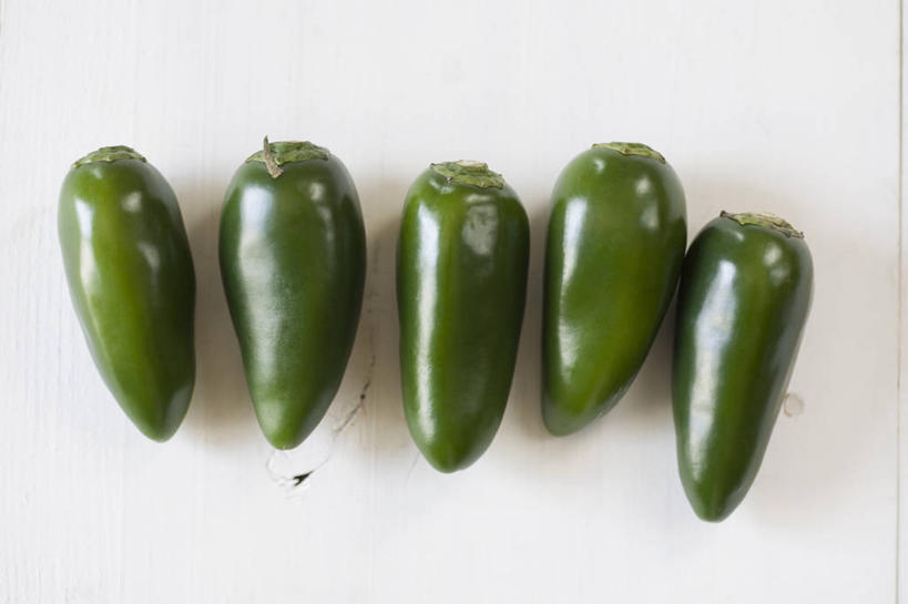 无人,横图,俯视,室内,特写,白天,白色背景,五个,一排,许多,阴影,整齐,反射,影子,青椒,排列,绿色,摄影,影棚,队列,止咳,大椒,菜椒,消肿,绰菜,瞑菜,睡菜,甜椒,柿子椒,灯笼椒,彩图,高角度拍摄,影棚拍摄,拍摄,润肺