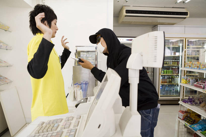 两个人,店员,商店,站,举,横图,室内,白天,侧面,工作服,制服,购物,竞争,消费,超市,对抗,握,服装,冲突,分离,墨镜,眼镜,刀具,过滤,拿,分开,拿着,注视,休闲装,破坏,货架,架子,衣服,口罩,太阳镜,太阳眼镜,刀,观察,看,托,站着,营业员,休闲,休闲服,连帽衫,隔断,武器,遮阳镜,战争,握着,遮掩,金融,百货,服饰,便利店,观看,隔离,损坏,察看,卫生,掩盖,遮挡,攻击,威胁,对立,关注,矛盾,净化,兵器,间隔,预防,陈列架,防御,帽衫,选购,贸易,遮盖,防尘,敌对,挫败,斗争,抗拒,抗衡,血拼,凶器,杀伤,威慑,掩饰,零售店,断绝,隔开,屏蔽,屏绝,远离,中断,阻遏,阻隔,超市货架,销售人员,工作制服,匪徒,匪贼,强盗,危险,男人,男性,年轻男性,售货员,举起,举手,举着,向上举,向上伸,向上托,站立,半身,彩图,工作套服,店铺,杂货店,杂货铺,匕首