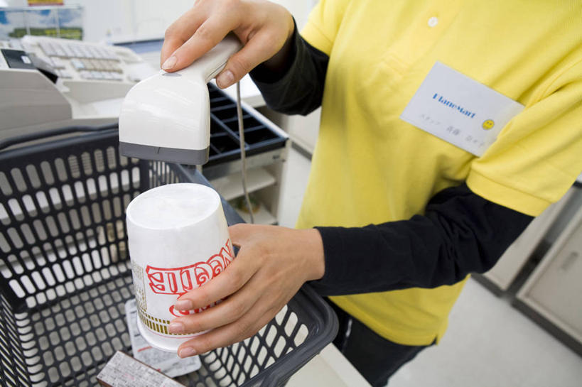 面食,面条,东方人,手,一个人,店员,商店,站,横图,俯视,室内,特写,白天,工作服,制服,购物,消费,超市,杯子,亚洲,双手,仅一个年轻女性,仅一个女性,仅一个人,握,分析,篮子,面,拿,拿着,黄种人,标识,吊牌,购物篮,拉面,胸牌,纸制品,站着,营业员,手部,握着,pos机,金融,百货,收银台,便利店,纸杯,扫描,徽章,便利,存放,收银,载具,收银机,身份,选购,杯面,贸易,胸章,胸卡,条形码扫描器,快捷,血拼,零售店,日本拉面,条形码阅读器,方便,编号牌,雕刻牌,工号牌,胸号牌,胸徽,员工牌,销售人员,工作制服,寄存,寄放,暂存,购物提篮,年轻女性,女人,女性,亚洲人,售货员,购物筐,站立,半身,彩图,高角度拍摄,工作套服,店铺,杂货店,杂货铺,日本杯面