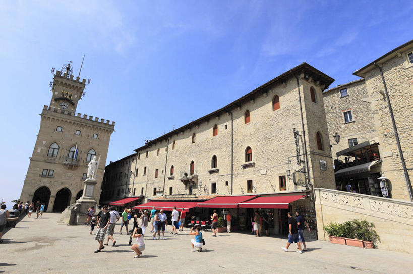 西方人,家,走,横图,室外,白天,仰视,旅游,度假,名胜古迹,标志建筑,地标,建筑,意大利,欧洲,欧洲人,行人,游客,游人,阴影,服装,遗迹,光线,影子,房屋,屋子,云,云朵,建筑群,许多人,云彩,注视,休闲装,古迹,文物,娱乐,建设,古建筑,楼房,路人,旅客,住宅,衣服,蓝色,白云,蓝天,天空,阳光,天,观察,看,一群人,享受,休闲,休闲服,旅游胜地,放松,服饰,晴朗,观看,察看,关注,南欧,古文明,意大利共和国,过客,弗留利.威尼斯朱利亚,弗留利.威尼斯朱利亚大区,男人,男性,年轻男性,年轻女性,女人,女性,白种人,晴空,步行,散步,走路,彩图,低角度拍摄,全身,房子,自由广场,乌迪内省