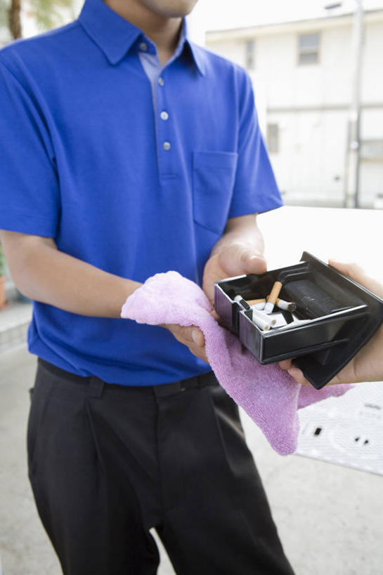 东方人,两个人,站,捧,竖图,室外,白天,正面,工作服,制服,香烟,纺织品,亚洲,布,塑料,织物,黄种人,抹布,顾客,塑料制品,站着,烟,加油站,烟灰缸,烟碟,烟盅,工作制服,主顾,男人,男性,年轻男性,亚洲人,加油工,加油工人,卷烟,烟草,纸烟,烟缸,端,端着,捧着,手捧,站立,半身,彩图,工作套服,补充站,公共加油站,汽车加油站