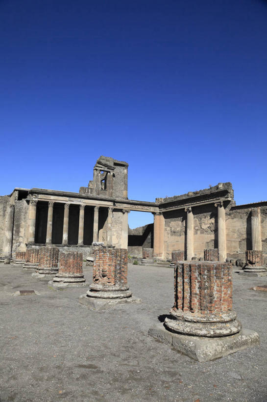 无人,竖图,室外,白天,正面,旅游,度假,名胜古迹,标志建筑,地标,建筑,意大利,欧洲,罗马,阴影,遗迹,光线,影子,古城,首都,古迹,文物,娱乐,建设,古建筑,古罗马,废墟,蓝色,蓝天,天空,阳光,天,享受,休闲,旅游胜地,放松,晴朗,南欧,古文明,万里无云,意大利共和国,庞贝,庞贝城,庞贝古城,晴空,晴空万里,彩图