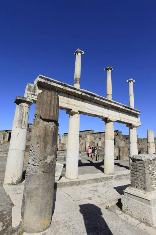 无人,家,竖图,室外,白天,仰视,旅游,度假,名胜古迹,标志建筑,地标,建筑,意大利,欧洲,罗马,阴影,遗迹,光线,影子,柱子,房屋,屋子,古城,建筑群,首都,古迹,文物,娱乐,建设,古建筑,楼房,古罗马,住宅,蓝色,蓝天,天空,阳光,天,享受,休闲,旅游胜地,放松,晴朗,南欧,古文明,万里无云,意大利共和国,庞贝,庞贝城,庞贝古城,晴空,晴空万里,彩图,低角度拍摄,房子