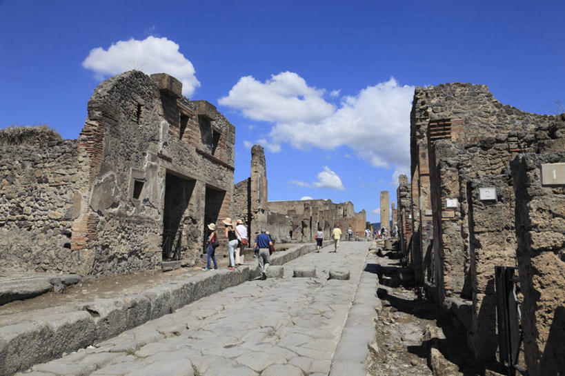 无人,家,横图,室外,白天,仰视,旅游,度假,名胜古迹,标志建筑,地标,建筑,意大利,欧洲,罗马,阴影,遗迹,光线,影子,柱子,房屋,屋子,云,云朵,古城,建筑群,首都,云彩,古迹,文物,娱乐,建设,古建筑,楼房,古罗马,住宅,蓝色,白云,蓝天,天空,阳光,天,享受,休闲,旅游胜地,放松,晴朗,南欧,古文明,意大利共和国,庞贝,庞贝城,庞贝古城,晴空,彩图,低角度拍摄,房子