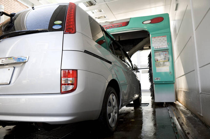 无人,横图,室内,白天,仰视,汽车,照明,一辆,灯光,车,灯,灯具,交通工具,轿车,警示,加油站,车灯,尾灯,照亮,提醒,照明设备,提示,载具,洗车房,彩图,低角度拍摄,补充站,公共加油站,汽车加油站