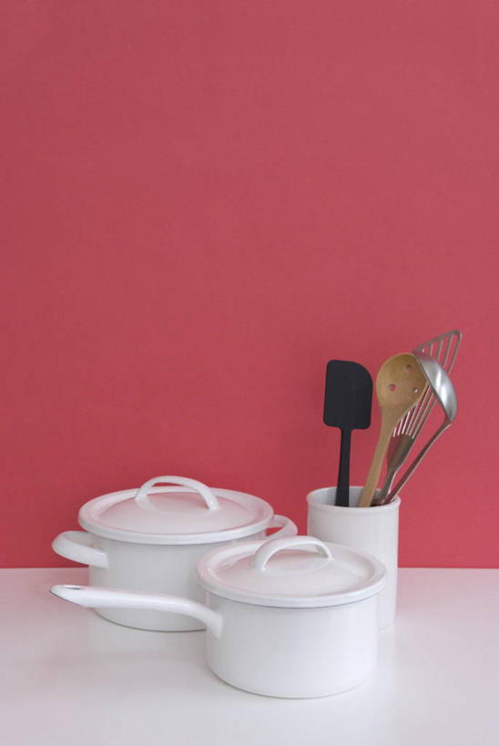 无人,竖图,室内,特写,白天,正面,烹饪,静物,厨具,金属制品,红色背景,金属,工具,锅子,勺子,刀具,锅铲,锅,调羹,汤匙,摄影,影棚,锅具,刮刀,烹饪用具,烹调用具,烹调,彩图,影棚拍摄,拍摄,橡皮刮刀