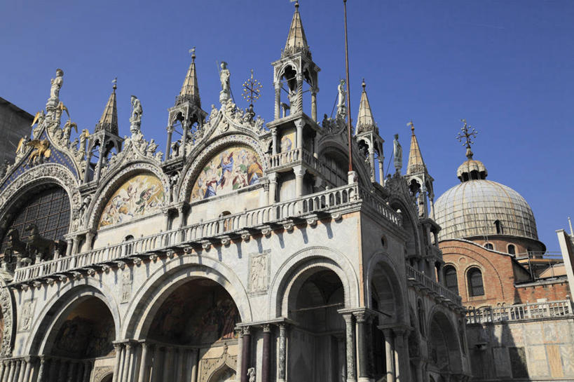 无人,教堂,横图,室外,白天,仰视,旅游,度假,名胜古迹,标志建筑,地标,建筑,意大利,欧洲,威尼斯,阴影,节日,遗迹,光线,影子,古迹,文化,文物,娱乐,建设,古建筑,蓝色,蓝天,天空,阳光,天,祈祷,享受,休闲,健康,旅游胜地,放松,许愿,宗教,信仰,晴朗,纪念,祈求,南欧,信念,古文明,圣马可大教堂,圣马克广场,万里无云,意大利共和国,威尼斯中心广场,平安,晴空,晴空万里,彩图,低角度拍摄,大教堂,礼拜堂