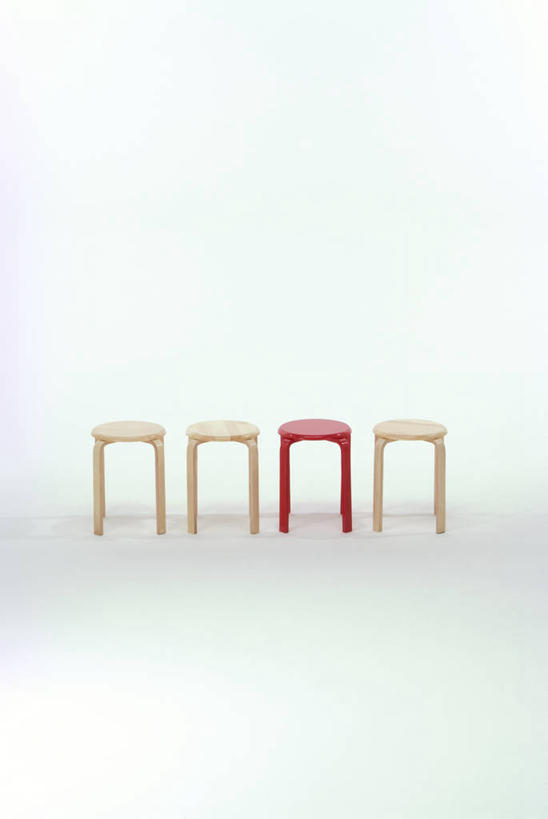 无人,竖图,室内,白天,正面,静物,椅子,一排,阴影,灰色背景,整齐,反射,木制,影子,四把,排列,黄色,红色,木制品,摄影,影棚,吧椅,队列,吧台椅,酒吧椅,彩图,影棚拍摄,拍摄