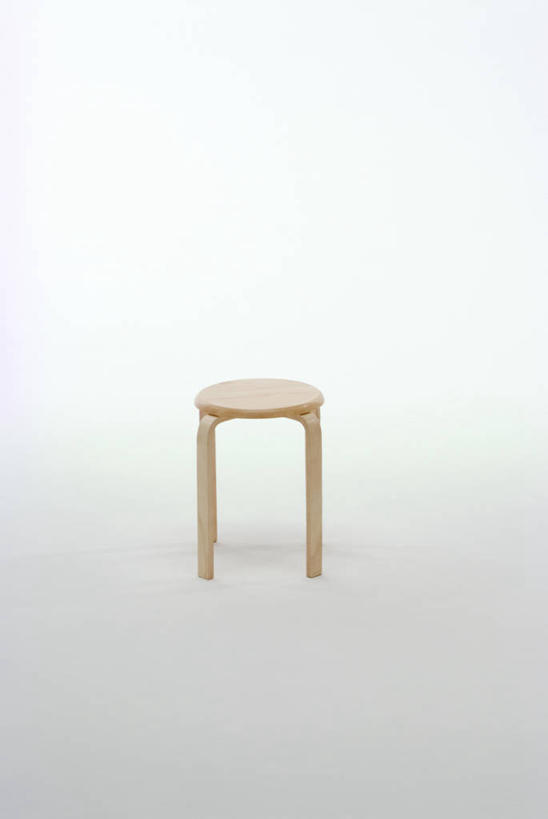 无人,竖图,室内,白天,正面,静物,椅子,一把,阴影,灰色背景,反射,木制,影子,木制品,摄影,影棚,吧椅,吧台椅,酒吧椅,彩图,影棚拍摄,拍摄