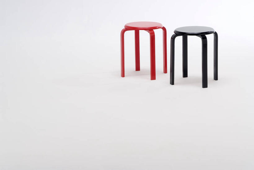 无人,横图,室内,白天,正面,椅子,阴影,灰色背景,反射,木制,影子,两把,红色,黑色,木制品,摄影,影棚,吧椅,吧台椅,酒吧椅,彩图,影棚拍摄,拍摄