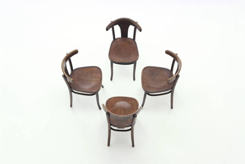 无人,横图,俯视,室内,白天,白色背景,静物,椅子,阴影,环绕,围绕,反射,影子,木椅,褐色,四把,环抱,摄影,影棚,萦绕,彩图,高角度拍摄,影棚拍摄,拍摄