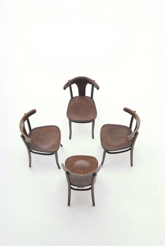 无人,竖图,俯视,室内,白天,白色背景,静物,椅子,阴影,环绕,围绕,反射,影子,木椅,褐色,四把,环抱,摄影,影棚,萦绕,彩图,高角度拍摄,影棚拍摄,拍摄