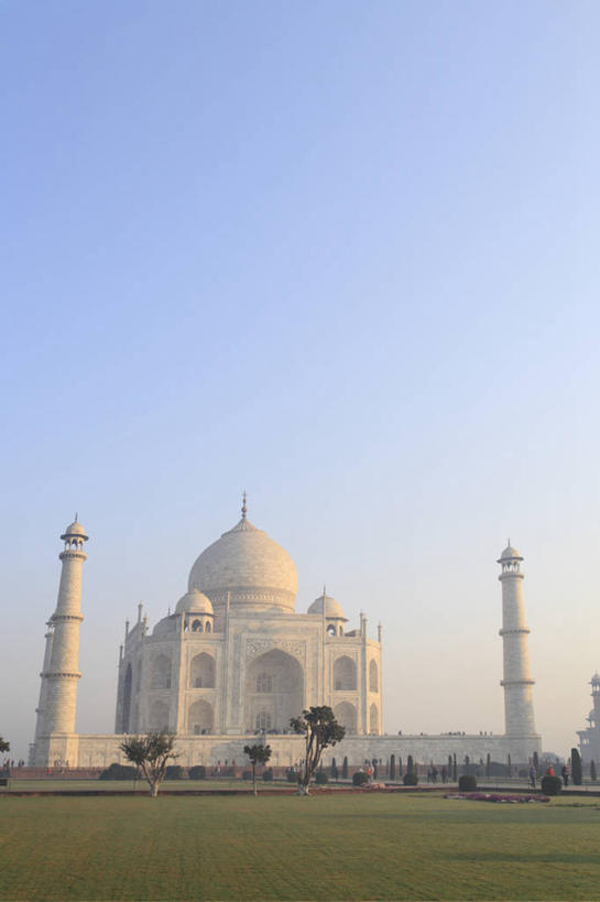 无人,竖图,室外,白天,正面,旅游,度假,草地,草坪,名胜古迹,植物,地标,泰姬陵,印度,亚洲,阴影,遗迹,光线,影子,古迹,文物,娱乐,古建筑,草,蓝色,绿色,蓝天,天空,阳光,天,享受,休闲,旅游胜地,放松,晴朗,陵墓,南亚,古文明,世界文化遗产,万里无云,泰姬.马哈尔陵,伊斯兰建筑,泰姬玛哈,世界七大奇迹,泰吉.玛哈尔陵,晴空,晴空万里,彩图,标志性建筑