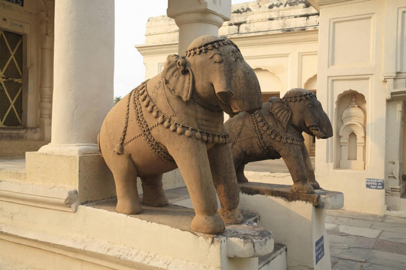 无人,站,横图,室外,白天,侧面,旅游,度假,名胜古迹,标志建筑,城市,地标,建筑,哺乳动物,大象,野生动物,雕塑,印度,亚洲,遗迹,艺术,装饰,雕刻,雕像,建筑群,注视,古迹,文物,娱乐,建设,古建筑,石雕,动物,工艺品,观察,看,站着,两只,享受,休闲,旅游胜地,放松,观看,纪念,美术,察看,关注,主题,南亚,陈列,古文明,印度共和国,功能,美学,中央邦,克久拉霍,象,站立,彩图,全身