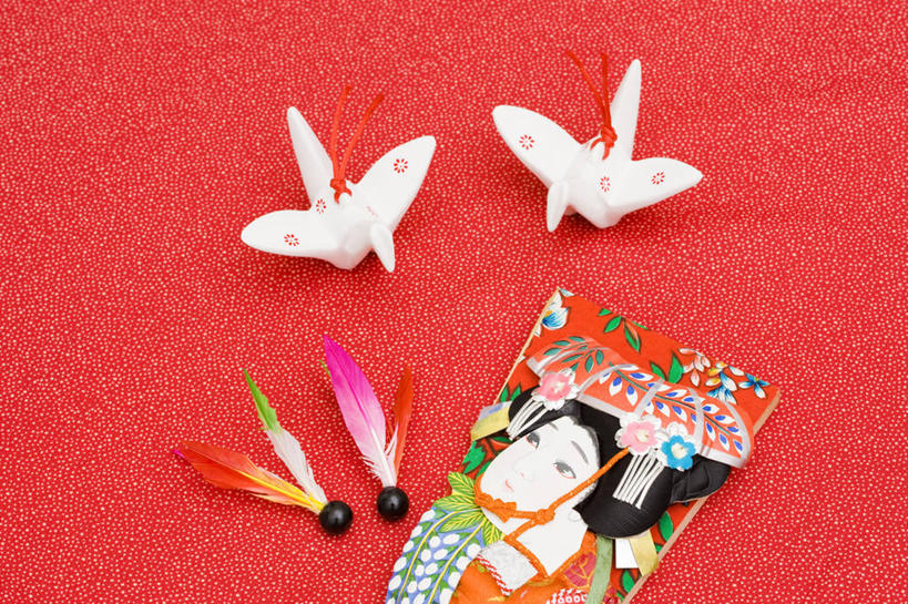 一个人,无人,横图,俯视,室内,特写,白天,民族服装,锻炼,运动,静物,仅一个年轻女性,仅一个女性,仅一个人,红色背景,和服,艺术,板羽球,折纸,纸艺,手工艺品,千纸鹤,文化,运动器械,纸鹤,纸制品,工艺品,健身器械,摄影,服饰,影棚,毽子,高雅,健身器材,吴服,唐草,唐花,唐锦,工艺折纸,自信心,品位,羽子板,毽球,花毽,鸡毛毽,打手毽,毽子板球,体育,年轻女性,女人,女性,半身,彩图,高角度拍摄,影棚拍摄,传统服装,民俗服,健身,拍摄,运动器材