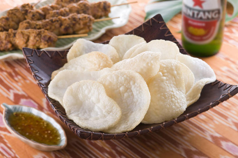 无人,横图,俯视,室内,特写,白天,烹饪,烧烤,植物,餐桌,桌子,餐具,叶子,阴影,反射,碟子,盘,纹理,影子,调料,酱料,酱汁,肉,佐料,料理,食品,绿叶,调味品,调味料,酱,辣酱,菜肴,美食,肉类,竹签,玻璃制品,酒瓶,食物,一个,绿色,盘子,玻璃瓶,瓶子,碟,嫩叶,佳肴,单个,餐台,辣椒酱,肉食,取食签,肌理,印度菜,印度料理,叶,叶片,叶脉,彩图,高角度拍摄,东南亚菜,沙嗲,印尼爪哇菜