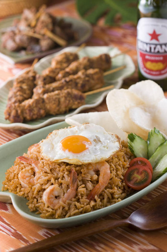 无人,竖图,俯视,室内,特写,白天,烹饪,烧烤,植物,餐桌,桌子,餐具,叶子,阴影,朦胧,模糊,反射,碟子,盘,纹理,影子,勺子,蛋,荷包蛋,鸡蛋,煎蛋,肉,料理,食品,绿叶,红酒瓶,菜肴,美食,肉类,竹签,玻璃制品,酒瓶,食物,一个,绿色,盘子,玻璃瓶,瓶子,调羹,碟,汤匙,嫩叶,佳肴,单个,餐台,葡萄酒瓶,肉食,取食签,肌理,卵,印度菜,印度料理,煎鸡蛋,叶,叶片,叶脉,彩图,高角度拍摄,东南亚菜,沙嗲,印尼爪哇菜