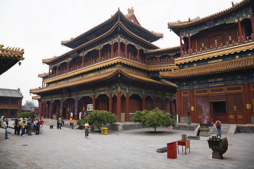 东方人,家,走,横图,室外,白天,仰视,旅游,度假,名胜古迹,植物,标志建筑,地标,建筑,北京,中国,亚洲,一排,行人,游客,游人,服装,遗迹,整齐,瓦片,柱子,房屋,屋子,首都,许多人,瓦,注视,休闲装,黄种人,古迹,文物,娱乐,建设,古建筑,楼房,路人,旅客,住宅,树,树木,排列,衣服,绿色,自然,观察,看,一群人,享受,休闲,休闲服,旅游胜地,放松,建造,服饰,生长,成长,观看,察看,队列,关注,古文明,东亚,屋瓦,雍和宫,中华人民共和国,东城区,北京市,京,北平,华北地区,过客,男人,男性,年轻男性,年轻女性,女人,女性,亚洲人,步行,散步,走路,半身,彩图,低角度拍摄,房子,雍和宫大街