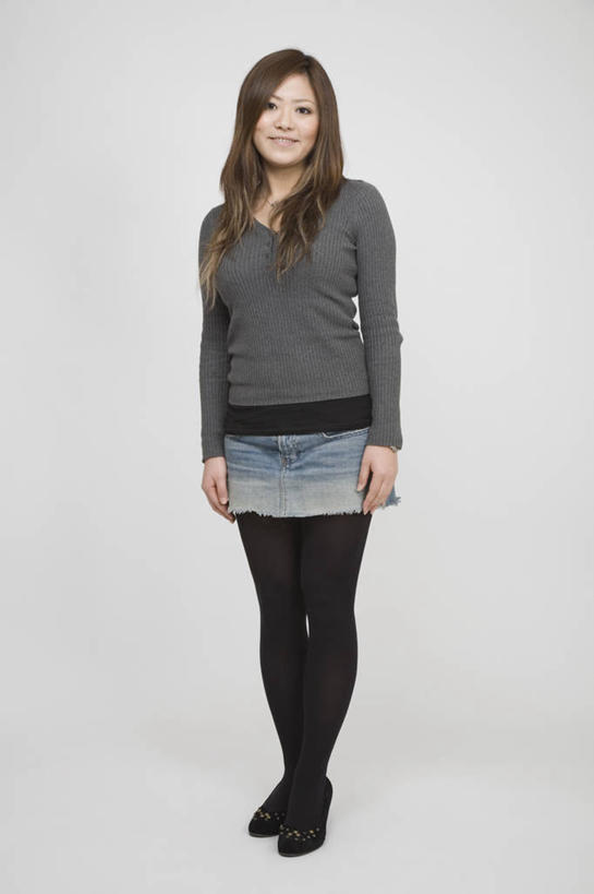 东方人,一个人,站,笑,微笑,竖图,室内,白天,正面,裙子,亚洲,仅一个年轻女性,仅一个女性,仅一个人,灰色背景,服装,注视,休闲装,黄种人,衣服,观察,看,站着,休闲,休闲服,短裙,摄影,服饰,影棚,观看,半身裙,牛仔裙,察看,关注,年轻女性,女人,女性,亚洲人,站立,彩图,全身,影棚拍摄,拍摄