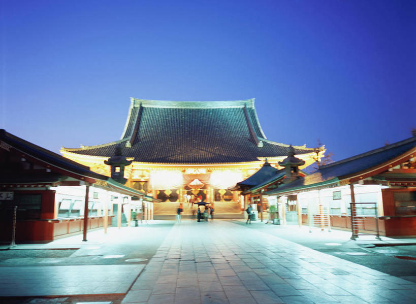 东方人,寺庙,走,横图,室外,夜晚,正面,旅游,度假,标志建筑,地标,建筑,路灯,照明,东京,日本,亚洲,行人,游客,游人,阴影,服装,节日,光线,影子,灯光,许多人,燃烧,注视,休闲装,黄种人,文化,娱乐,建设,路人,旅客,灯,衣服,蓝色,蓝天,天空,香火,庙宇,天,观察,看,祈祷,一群人,享受,休闲,健康,休闲服,浅草寺,旅游胜地,放松,许愿,宗教,服饰,信仰,晴朗,观看,纪念,祈求,照亮,察看,照明设备,关注,东亚,本州,万里无云,关东地方,本州岛,日本国,东京都,浅草雷门观音寺,浅草观音寺,金龙山浅草寺,过客,平安,男人,男性,年轻男性,年轻女性,女人,女性,亚洲人,晴空,晴空万里,步行,散步,走路,半身,彩图,庙,寺