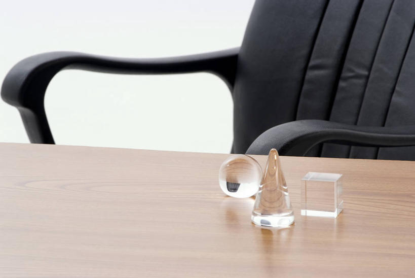 无人,办公室,横图,室内,特写,白天,白色背景,正面,家具,桌子,静物,椅子,玻璃,办公桌,玻璃制品,黑色,会议椅,摄影,影棚,办公椅,办公家具,商务椅,培训椅,镇纸,压尺,镇尺,纸镇,彩图,影棚拍摄,拍摄