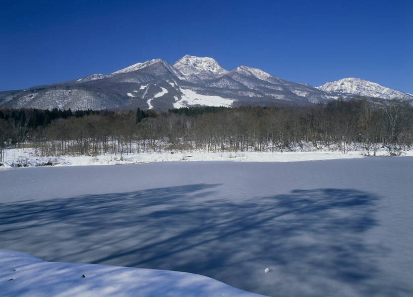 无人,横图,室外,白天,正面,旅游,度假,湖,湖泊,石头,美景,森林,山,树林,水,雪,雪山,植物,大雪,日本,亚洲,阴影,光线,石子,影子,冰,湖面,积雪,景观,山峰,水流,水面,雪景,冬季,冬天,山峦,娱乐,树,树木,蓝色,绿色,蓝天,天空,阳光,自然,湖水,天,享受,休闲,景色,放松,寒冷,生长,晴朗,成长,冰冷,自然风光,东亚,本州,万里无云,本州岛,日本国,中部地方,新潟,新潟县,严寒,冰凉,酷寒,凛冽,凛凛,极冷,石块,岩石,晴空,晴空万里,彩图,妙高市,妙高山