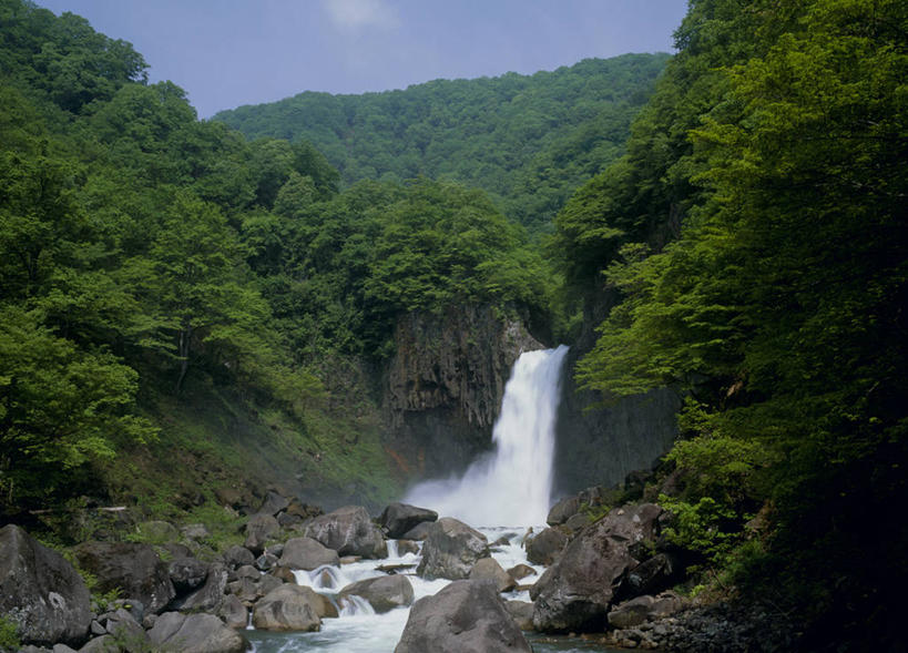 无人,横图,室外,白天,正面,旅游,度假,石头,美景,瀑布,森林,山,山脉,树林,水,植物,日本,亚洲,阴影,飞溅,溅,光线,石子,液体,影子,景观,山峰,水滴,悬崖,云,云朵,山峦,云彩,娱乐,水珠,树,树木,蓝色,绿色,白云,蓝天,天空,阳光,自然,群山,天,享受,休闲,景色,放松,生长,晴朗,成长,喷洒,自然风光,东亚,本州,本州岛,日本国,中部地方,新潟,新潟县,绝壁,跌水,石块,岩石,晴空,彩图,妙高市