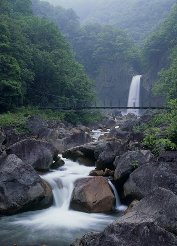 无人,竖图,室外,白天,正面,旅游,度假,石头,美景,瀑布,森林,树林,水,植物,雾,日本,亚洲,飞溅,朦胧,模糊,溅,石子,液体,景观,水滴,悬崖,娱乐,水珠,树,树木,绿色,自然,享受,休闲,景色,放松,生长,成长,迷雾,喷洒,自然风光,东亚,本州,本州岛,日本国,中部地方,新潟,新潟县,绝壁,跌水,石块,岩石,大雾,彩图,妙高市
