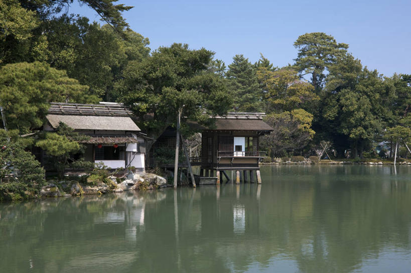 无人,家,横图,室外,白天,正面,旅游,度假,植物,标志建筑,地标,建筑,日本,亚洲,阴影,波纹,光线,影子,房屋,屋子,池塘,水池,涟漪,娱乐,建设,楼房,住宅,树,树木,蓝色,绿色,倒影,蓝天,水纹,天空,阳光,自然,波浪,天,享受,休闲,旅游胜地,放松,生长,晴朗,成长,倒映,东亚,本州,万里无云,本州岛,日本国,金沢,金沢市,石川,石川县,中部地方,兼六园,水晕,县厅,反照,晴空,晴空万里,彩图,房子