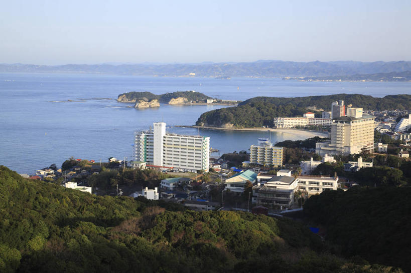 无人,家,横图,俯视,航拍,室外,白天,旅游,度假,海浪,海洋,美景,森林,树林,温泉,植物,雾,日本,亚洲,阴影,沸腾,光线,蒸汽,影子,房屋,屋子,景观,浪花,水平线,辽阔,海平线,水蒸气,雾气,娱乐,楼房,住宅,树,树木,蓝色,绿色,蓝天,天空,阳光,自然,海水,天,享受,休闲,广阔,温暖,景色,放松,泉水,生长,温和,晴朗,成长,一望无际,气体,鸟瞰,自然风光,海景,东亚,本州,万里无云,本州岛,日本国,近畿地方,近畿,蒸发,和歌山,和歌山县,无边无际,一马平川,地热,大海,风浪,海,海水的波动,近岸浪,涌浪,晴空,晴空万里,彩图,高角度拍摄,房子,白滨町,白滨温泉,纪伊半岛,西牟娄郡,水天相接,水天一线