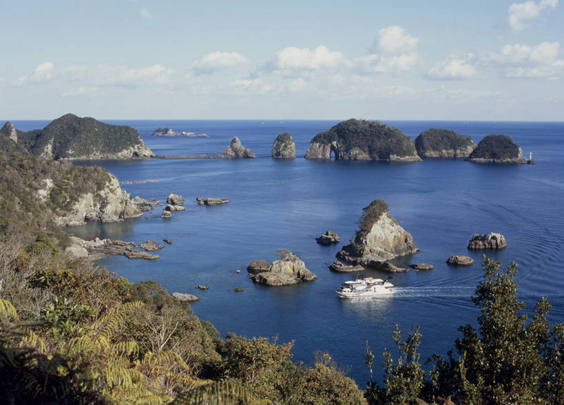 无人,横图,俯视,室外,白天,旅游,度假,海浪,海洋,石头,美景,植物,日本,亚洲,阴影,光线,石子,影子,景观,浪花,水平线,云,云朵,辽阔,海平线,云彩,娱乐,树,树木,蓝色,绿色,白云,蓝天,天空,阳光,自然,海水,天,享受,休闲,广阔,景色,放松,生长,晴朗,成长,一望无际,自然风光,海景,东亚,本州,本州岛,日本国,近畿地方,近畿,和歌山,和歌山县,无边无际,一马平川,大海,风浪,海,海水的波动,近岸浪,石块,岩石,涌浪,晴空,彩图,高角度拍摄,东牟娄郡,那智胜浦町,水天相接,水天一线