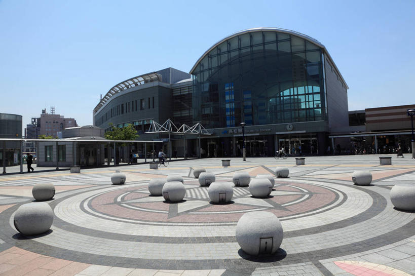 无人,高楼大厦,横图,室外,白天,仰视,度假,石头,美景,植物,城市风光,城市,大厦,建筑,路灯,摩天大楼,车站,照明,日本,亚洲,阴影,光线,石子,影子,景观,灯光,站台,娱乐,建设,月台,灯,树,树木,蓝色,绿色,蓝天,天空,阳光,自然,天,享受,休闲,景色,放松,生长,晴朗,成长,照亮,照明设备,东亚,万里无云,高松市,日本国,四国地方,四国,四国岛,县厅,香川,香川县,石块,岩石,晴空,晴空万里,彩图,低角度拍摄,大楼,高层建筑,高楼,摩天楼,高松,高松站