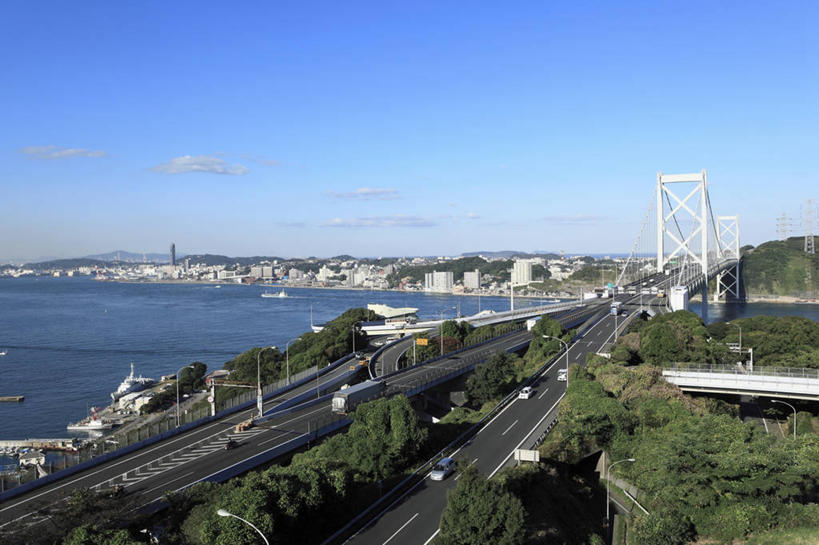 无人,家,横图,俯视,航拍,室外,白天,旅游,度假,海浪,海洋,森林,树林,植物,标志建筑,大桥,道路,地标,建筑,立交桥,路,桥梁,公路,福冈县,日本,亚洲,阴影,光线,影子,房屋,屋子,浪花,云,云朵,高架,公寓,斜拉桥,桥,分界线,停车线,交通,云彩,娱乐,建设,洋房,楼房,住宅,树,树木,蓝色,绿色,白云,蓝天,天空,阳光,自然,海水,天,享受,休闲,旅游胜地,放松,生长,晴朗,成长,车行道,车行道分界线,鸟瞰,标线,海景,东亚,车行线,本州,福冈,本州岛,日本国,九州本岛,九州,九州岛,九州地方,北九州市,关门桥,中国地方,山口,山口县,北九州,下关,大海,风浪,海,海水的波动,近岸浪,涌浪,晴空,马路,彩图,高角度拍摄,房子,关门海峡,马关海峡,下关市