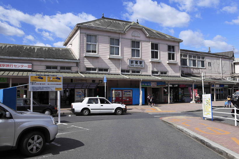 无人,家,栏杆,横图,室外,白天,正面,度假,美景,城市风光,城市,道路,路,公路,车站,汽车,福冈县,日本,亚洲,阴影,光线,影子,房屋,屋子,景观,云,云朵,围栏,分界线,停车线,站台,交通,云彩,娱乐,护栏,楼房,月台,住宅,车,蓝色,白云,蓝天,天空,阳光,交通工具,轿车,天,享受,休闲,景色,放松,晴朗,车行道,车行道分界线,载具,标线,东亚,车行线,福冈,日本国,九州本岛,九州,九州岛,九州地方,北九州市,北九州,晴空,马路,彩图,房子,八幡西区,折尾站