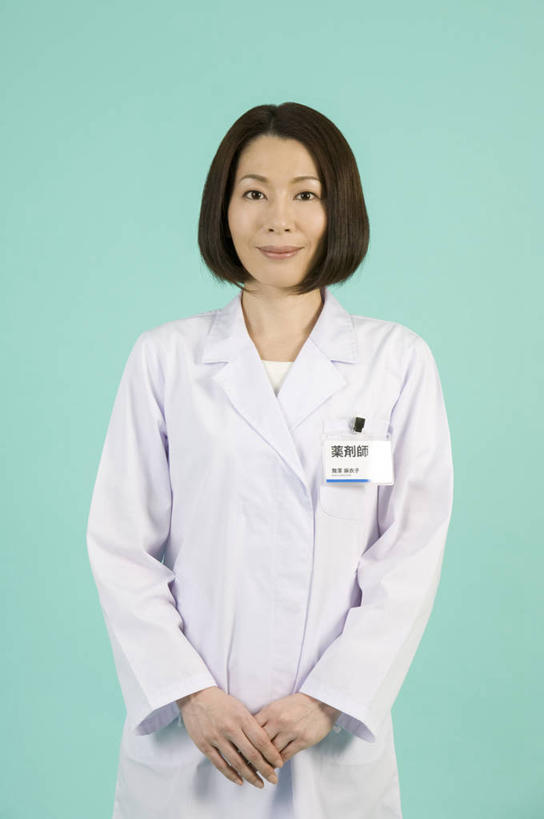 东方人,一个人,药剂师,站,笑,双手交叉,微笑,竖图,室内,白天,正面,亚洲,仅一个女性,仅一个人,蓝色背景,服装,注视,黄种人,标识,吊牌,衣服,白色,胸牌,观察,看,站着,仅一个中年女性,摄影,服饰,影棚,观看,察看,徽章,衣着,白大褂,穿着,关注,身份,实验服,胸章,胸卡,编号牌,雕刻牌,工号牌,胸号牌,胸徽,员工牌,衣饰,女人,女性,中年女性,亚洲人,配药师,十字手,站立,半身,彩图,影棚拍摄,拍摄,实验衣