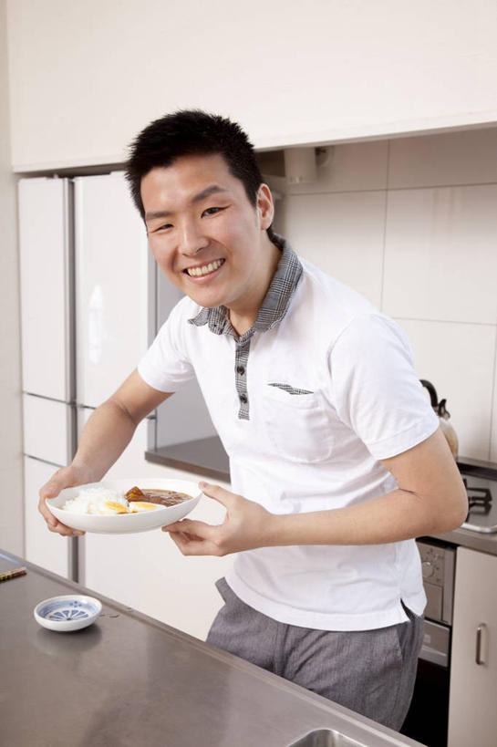 米饭,咖哩,东方人,一个人,站,笑,微笑,露齿笑,竖图,室内,白天,正面,烹饪,厨房,桌面,桌子,餐具,亚洲,仅一个男性,仅一个人,握,服装,碟子,盘,墙,调料,料理,食品,饭,调味品,拿,调味料,拿着,注视,休闲装,黄种人,咖喱,菜肴,美食,墙壁,墙面,食物,仅一个年轻男性,衣服,白色,盘子,碟,观察,看,站着,休闲,休闲服,握着,服饰,佳肴,观看,五谷,察看,关注,咖喱饭,印度菜,印度料理,男人,男性,年轻男性,亚洲人,站立,半身,彩图,灶间,厨房料理台,料理台