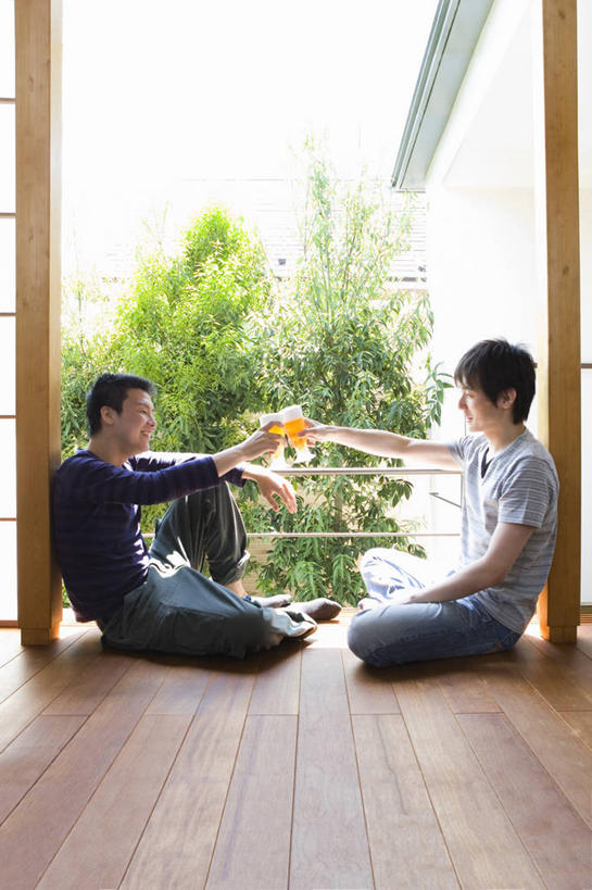 啤酒,东方人,两个人,伙伴,朋友,栏杆,坐,笑,盘腿,微笑,露齿笑,竖图,室内,白天,侧面,友谊,植物,门,杯子,亚洲,拉门,握,服装,裤子,庆祝,瓷砖,地砖,围栏,地面,酒类,拿,拿着,注视,牛仔裤,休闲装,黄种人,移门,护栏,相视,玻璃制品,酒,树,树木,饮料,衣服,绿色,天空,自然,酒杯,啤酒杯,天,干杯,观察,看,碰杯,休闲,面对面,休闲服,交际,友好,握着,服饰,生长,成长,观看,对视,庆贺,察看,互视,关注,礼仪,相对,敬酒,相看,劝酒,障子,纸门,友情,男人,男性,年轻男性,亚洲人,玻璃杯,盘腿而坐,盘膝,盘着腿的,盘着腿坐,双腿交叉,坐着,彩图,全身